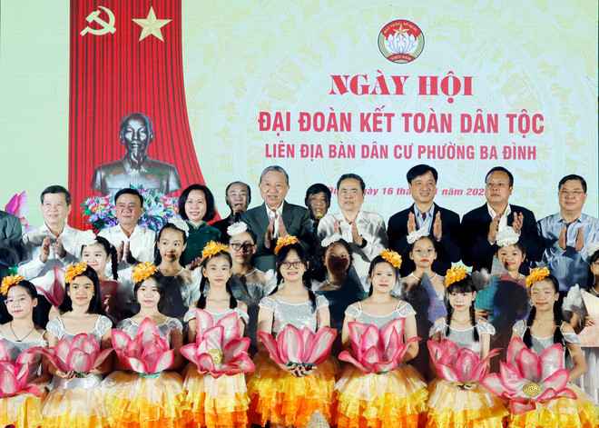 Party chief, N.A. Chairman attend great national unity festival in Hanoi’s Ba Dinh ward